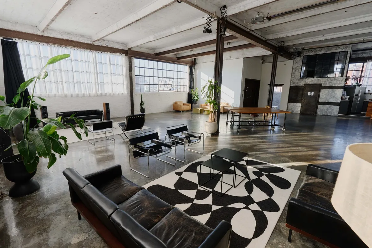 Brooklyn Studio — Industrieloft mit Gitterfenstern und Tageslicht in Neuss