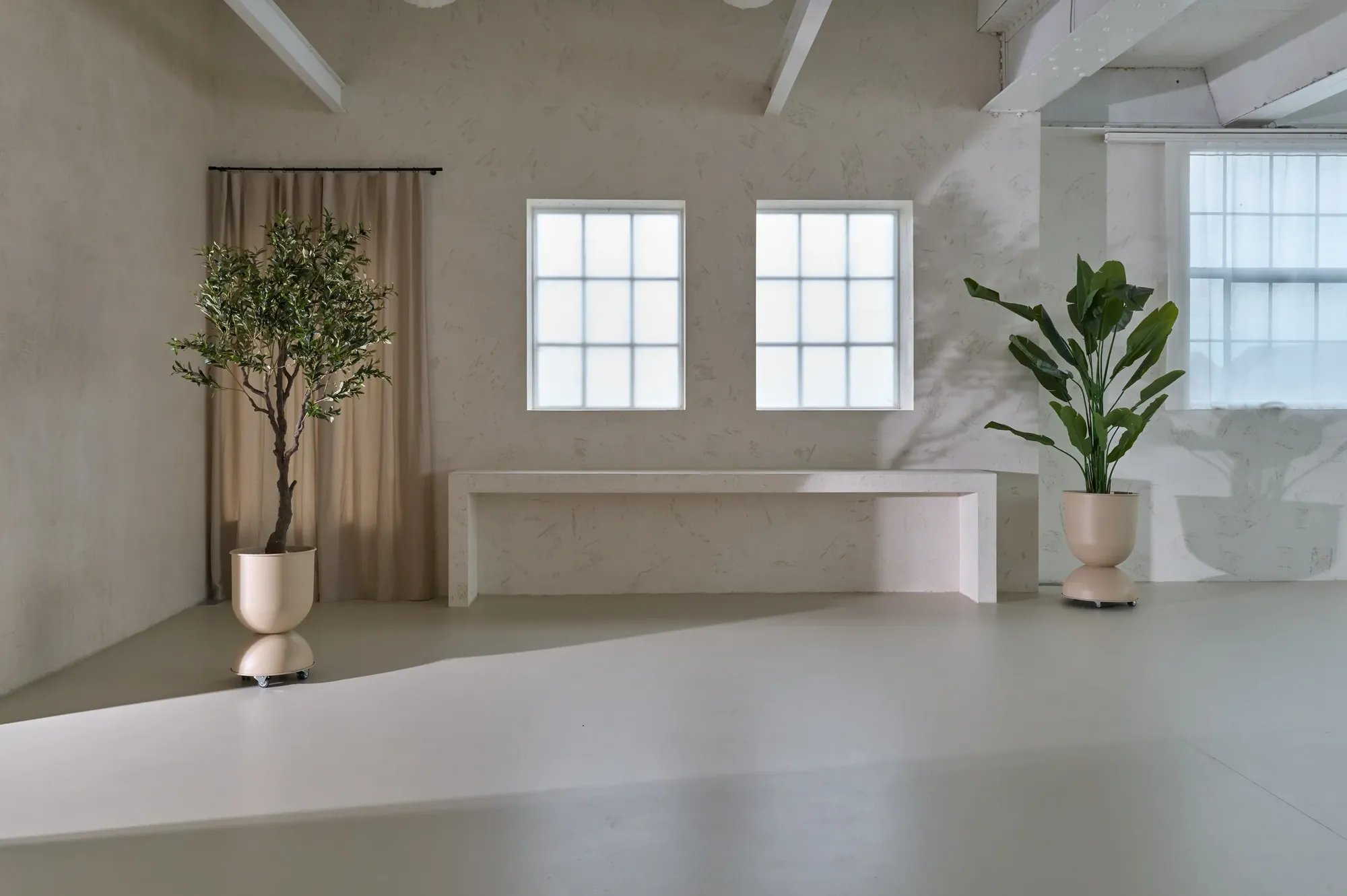Gaia Studio — helle, weite Fläche mit Rundbögen und Tageslicht