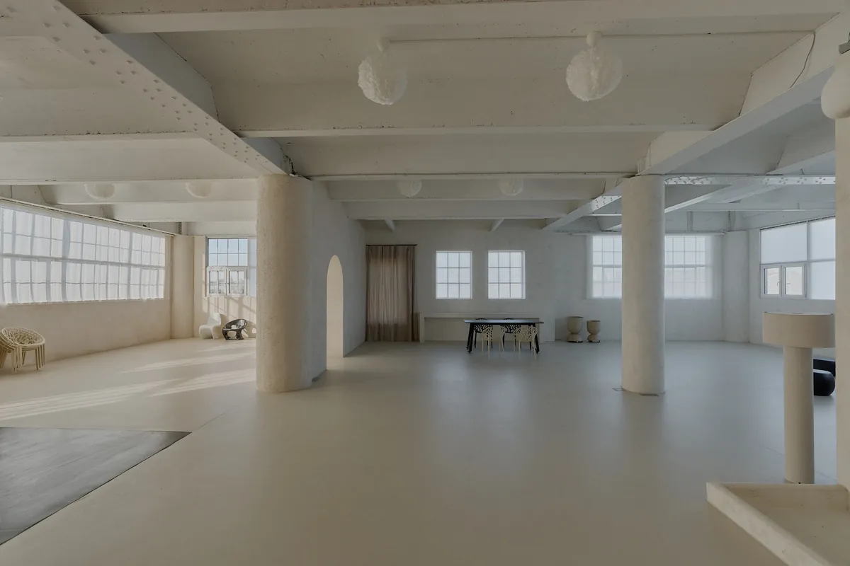 Gaia Studio — weiter Überblick mit Säulen, Rundbögen und Tageslicht