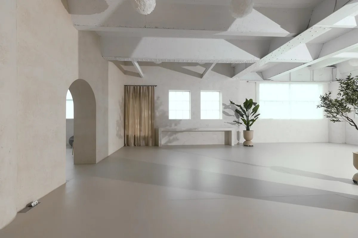 Gaia Studio — weite Fläche mit Tageslicht